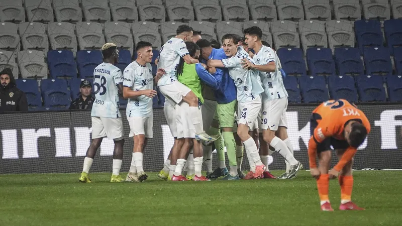 Başakşehir'e büyük şok! 10 kişilik Adana Demirspor ligde 19 maç sonra galip geldi
