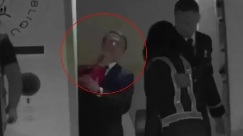 Emmanuel Macron'u böyle tokatladı! Eşi Brigitte uçak kapısında çılgına döndü