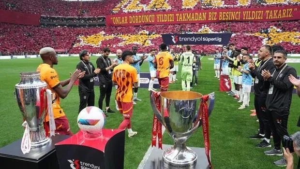 Galatasaray 25. şampiyonluğunu evinde kutladı! Fernando Muslera taraftara Türkçe seslendi