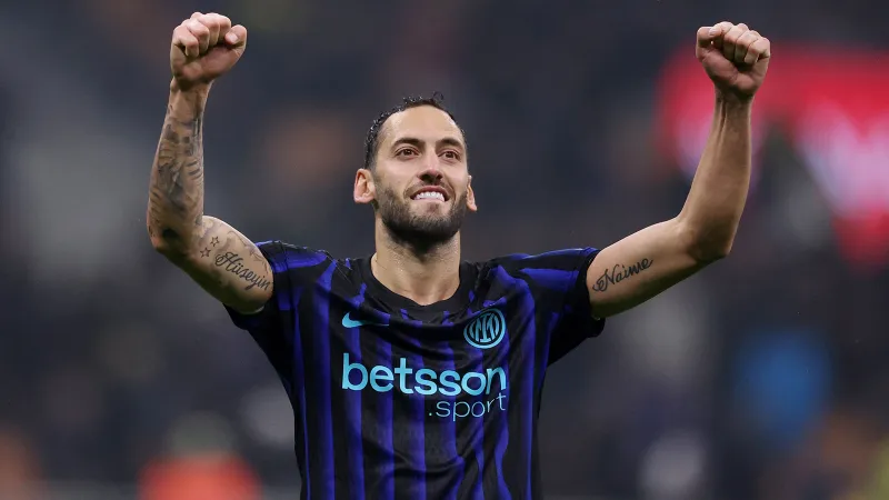 Hakan Çalhanoğlu golleriyle Inter'i galibiyete taşıdı