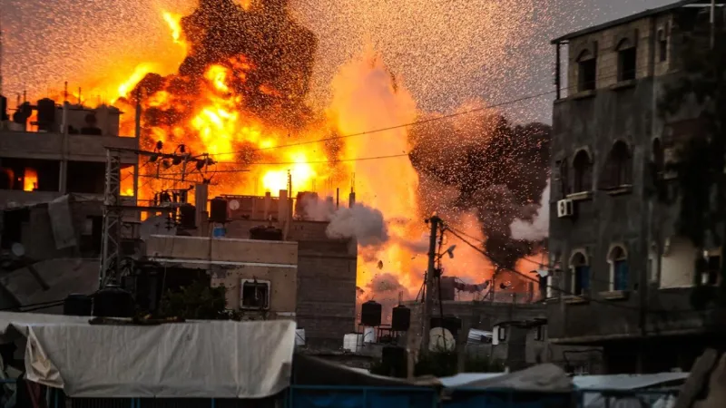 Katil İsrail, Gazze'nin batısında yerinden edilenlerin kaldığı kampı bombaladı