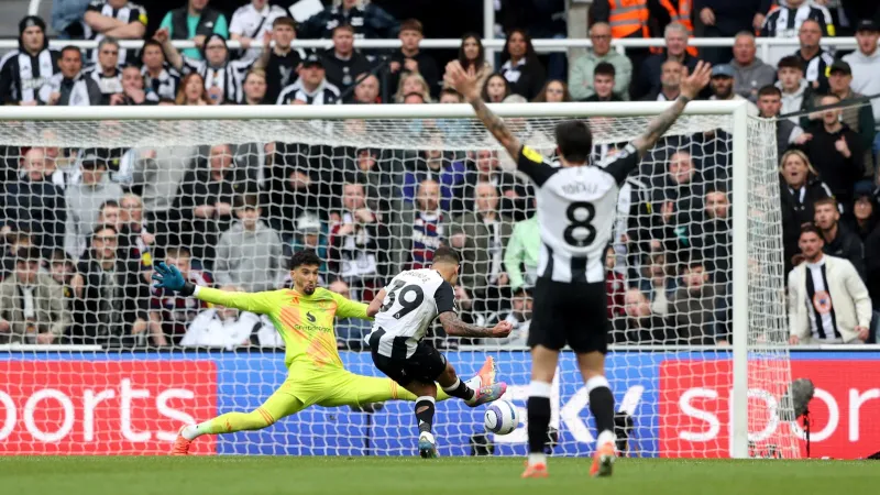 Altay Bayındır'lı ManU Şoku! Premier Lig'de Tarihi Fark Yedi!