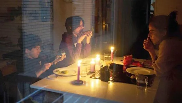 Avrupa Karanlığa Gömüldü: 60 Milyon Kişi Mum Işığında Kaldı!
