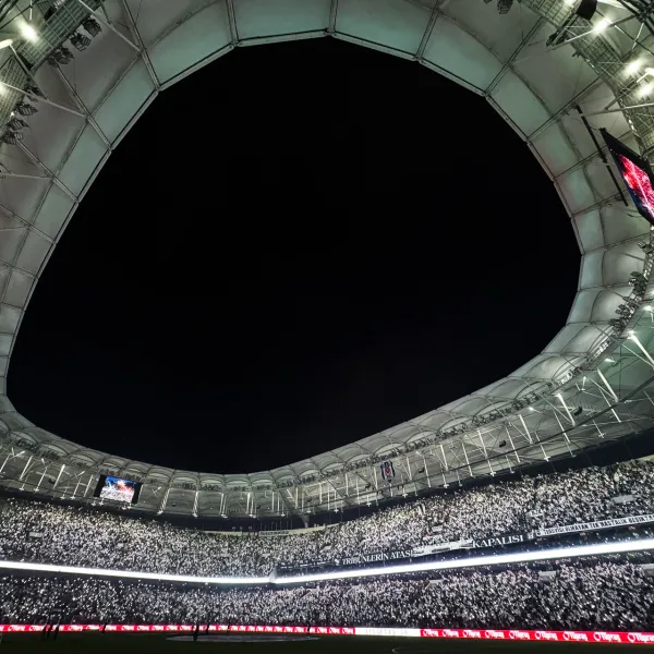 Beşiktaş taraftarı derbide nefes kesen ışık şovu yaptı