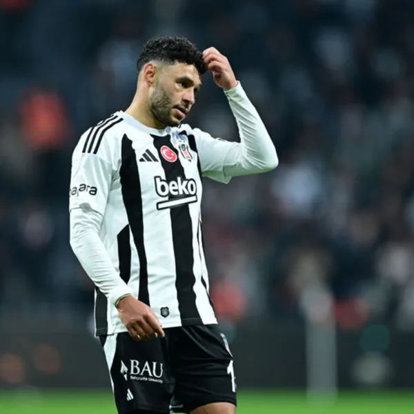 Beşiktaş Şoku! Yıldız Oyuncular Sakatlandı, Sahayı Terk Etti!
