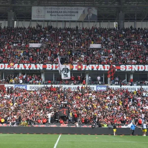 Eskişehirspor'dan İnanılmaz Rekor! Tribünler Yıkıldı!