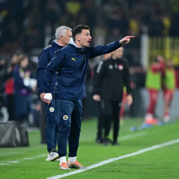 Mert Hakan Yine Yaptı! Derbide Kırmızı Gördü, Taraftar Çileden Çıktı!