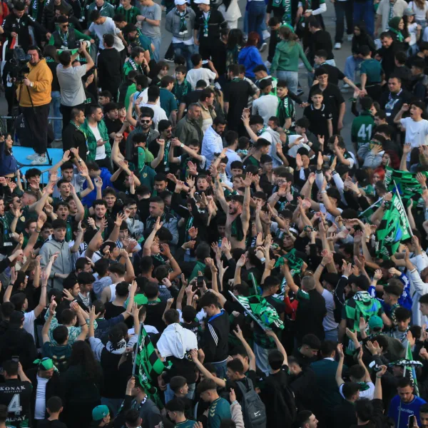 Kocaelispor Süper Lig'de! Taraftar Meydanı Coşturdu