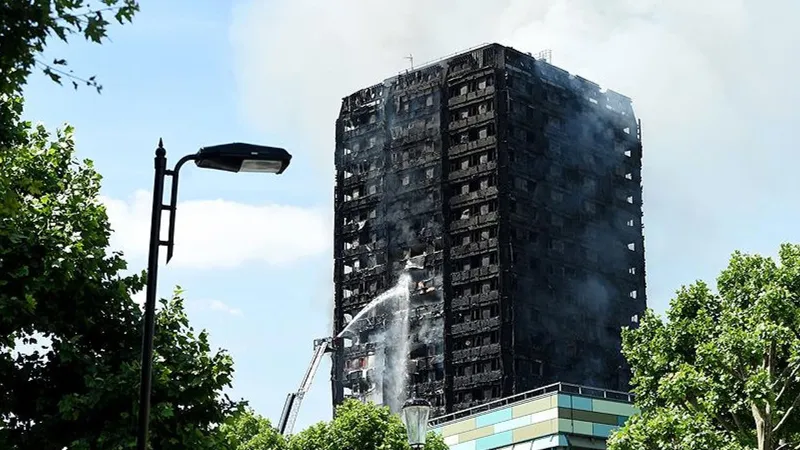 Londra'da Korkunç Yangın! 80 Kişi Tahliye Edildi!