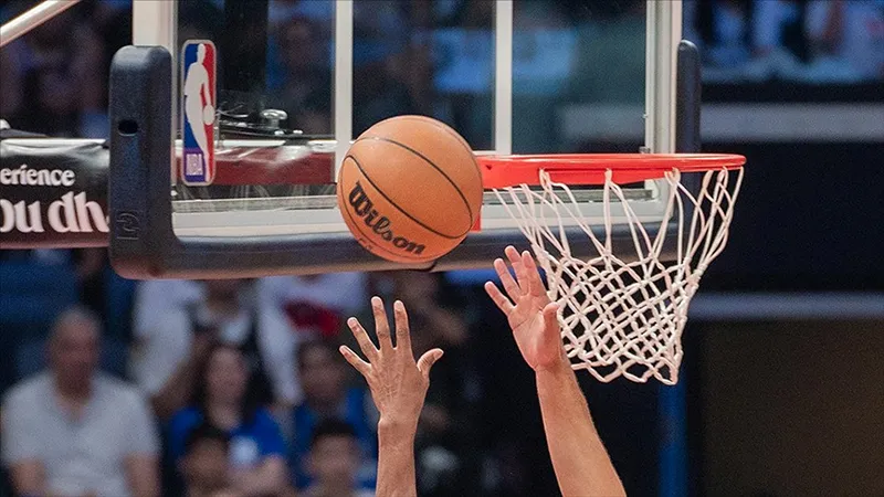 NBA'de büyük kavga: 5 oyuncu ve 2 koç sahadan atıldı