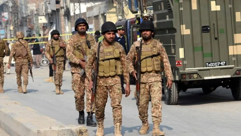 Pakistan'ın Hayber Pahtunhva eyaletinde düzenlenen bombalı saldırıda 13 asker öldü