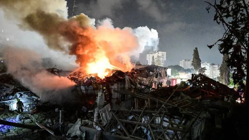 Tel Aviv yakınındaki Bat Yam'da 14 katlı binaya füze saldırısı: 3 ölü, 36 kişi kayıp